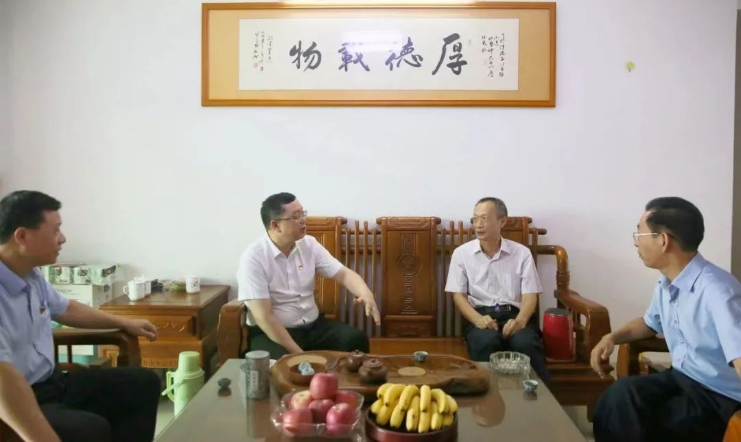 省国资委领导走访慰问老党员和生活困难党员